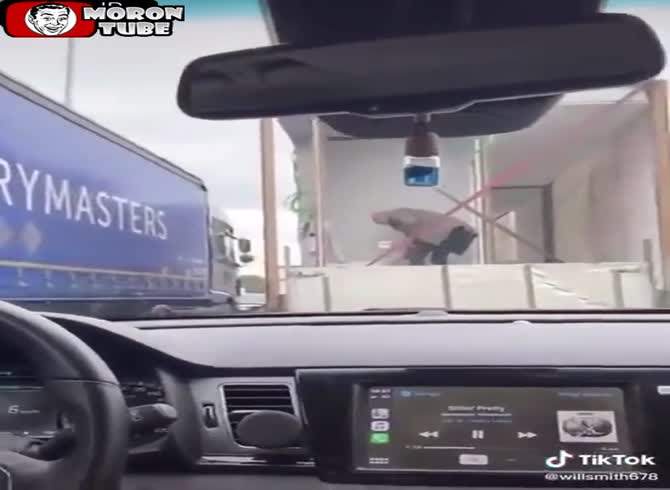 Video :A man who was stuck in traffic came up with a clever way to earn a sizable commission